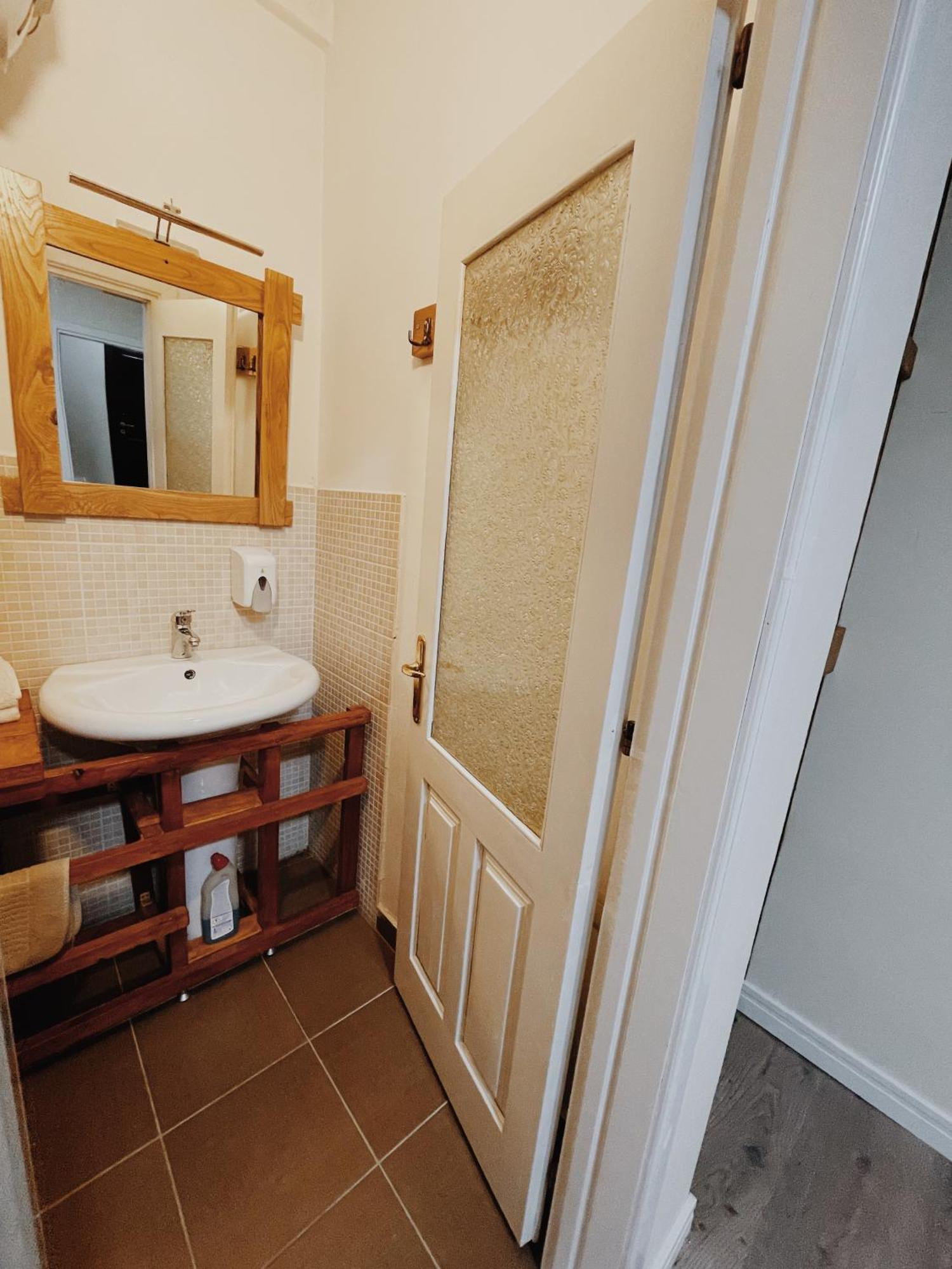 At Pikotiko'S - Korca City Rooms For Rent Eksteriør billede
