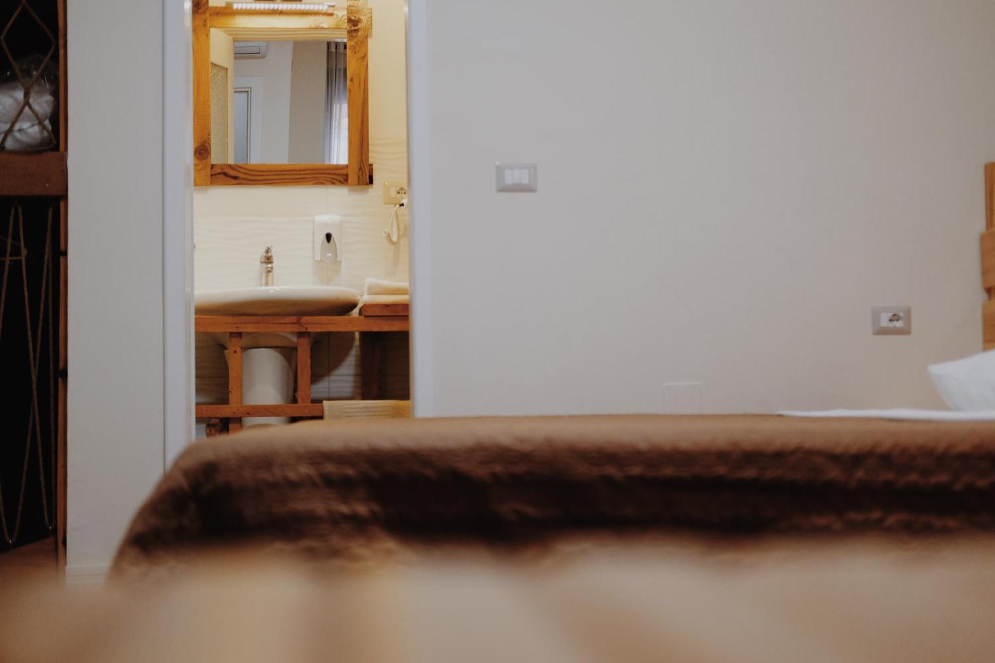 At Pikotiko'S - Korca City Rooms For Rent Eksteriør billede